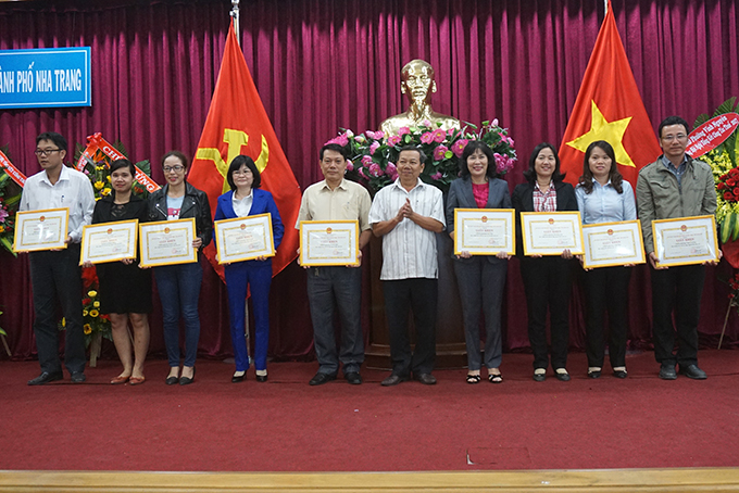 Lãnh đạo Thành ủy Nha Trang trao giấy khen cho các tập thể.