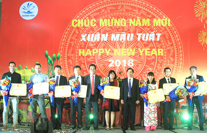 Ông Lê Thanh Quang và ông Nguyễn Tấn Tuân tặng bằng khen cho các tập thể có đóng góp xuất sắc.