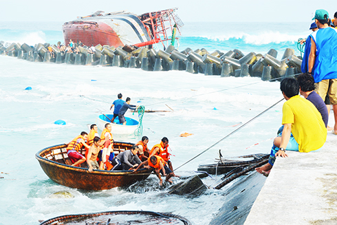 Cán bộ, chiến sĩ đảo Song Tử Tây cứu hộ ngư dân mùa bão năm 2017.