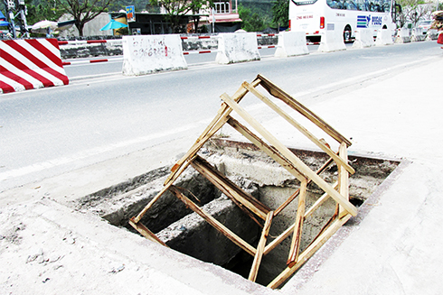 Hố trên vỉa hè