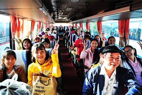 Các sinh viên Trường Đại học Nha Trang lên xe về quê ăn Tết.