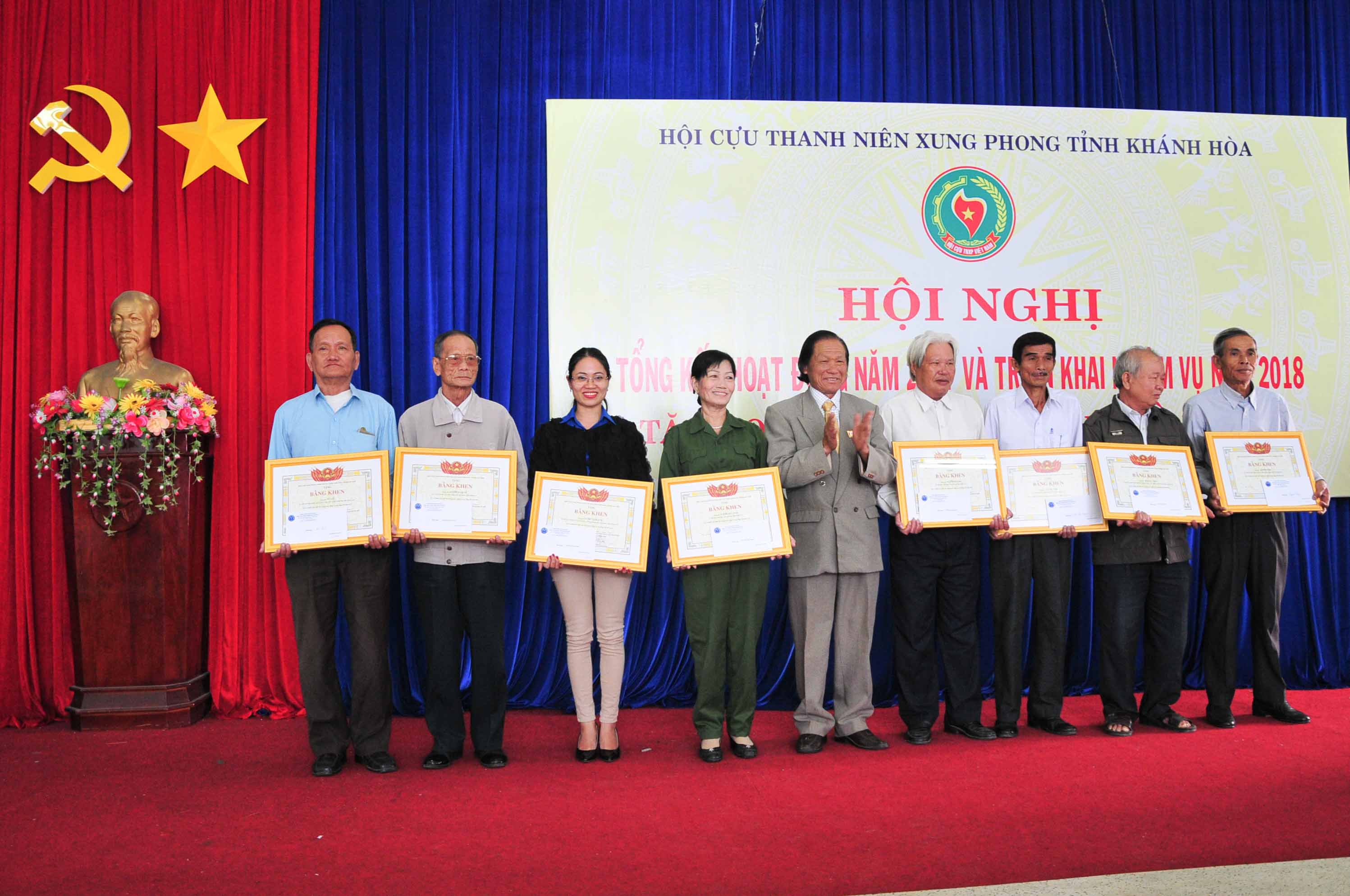 Nhiều tập thể, cá nhân được khen thưởng