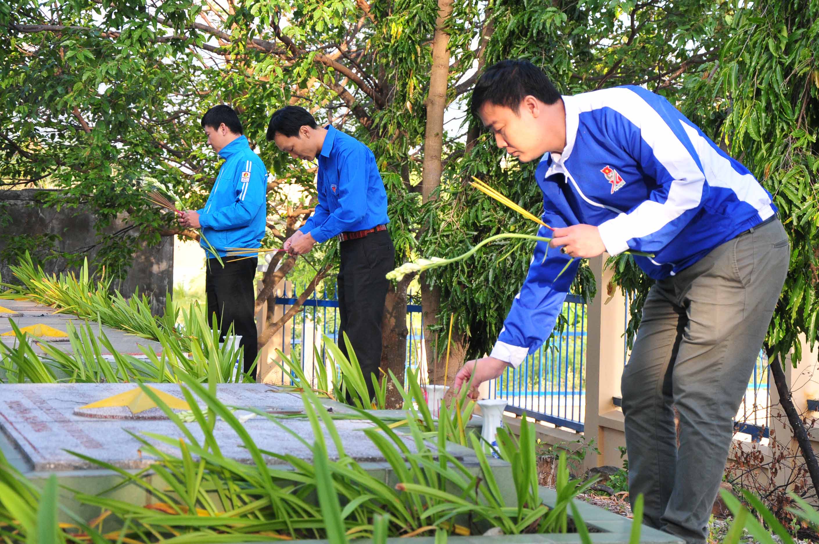 Gần 200 đoàn viên, thanh niên thắp hương tri ân các anh hùng liệt sỹ