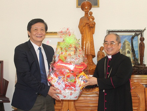Ông Trần Sơn Hải tặng quà và chúc Tết Tòa Giám mục giáo phận Nha Trang.