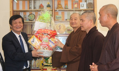 Ông Trần Sơn Hải tặng quà và chúc Tết Ban Trị sự Giáo hội Phật giáo Việt Nam tỉnh.