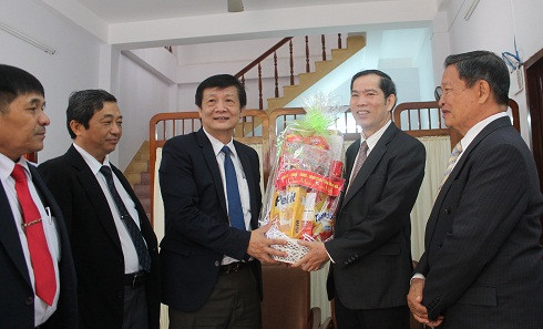 Ông Trần Sơn Hải tặng quà và chúc Tết Ban đại diện Tin lành tỉnh.