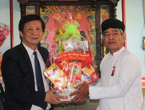 Ông Trần Sơn Hải tặng quà và chúc Tết Ban đại diện Hội tháng Cao đài Tòa thánh Tây Ninh tỉnh.