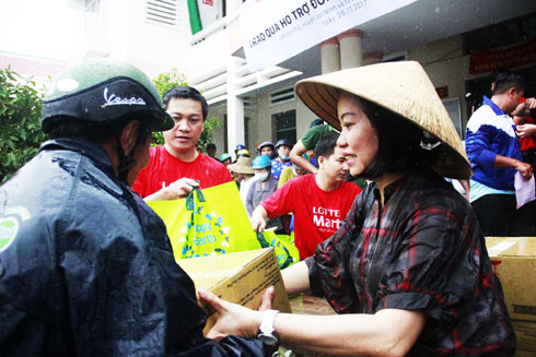 Bà Thái Thị Lệ Hằng - Phó Tổng biên tập Báo Khánh Hòa  trao quà cho người dân bị thiệt hại do cơn bão số 12 tại xã Vạn Phú, huyện Vạn Ninh.