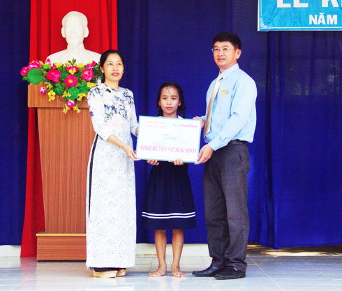 Lãnh đạo Báo Khánh Hòa trao quà tặng  cho Trường Tiểu học Khánh Hòa - JeJu.