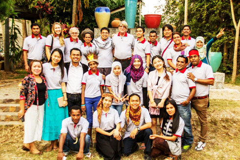 “Cô gái Liên hợp quốc” (thứ hai, hàng đầu từ trái sang) cùng các bạn quốc tế tại Campuchia.