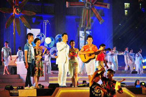 Ca sĩ Đức Tuấn biểu diễn ca khúc Nha Trang. 