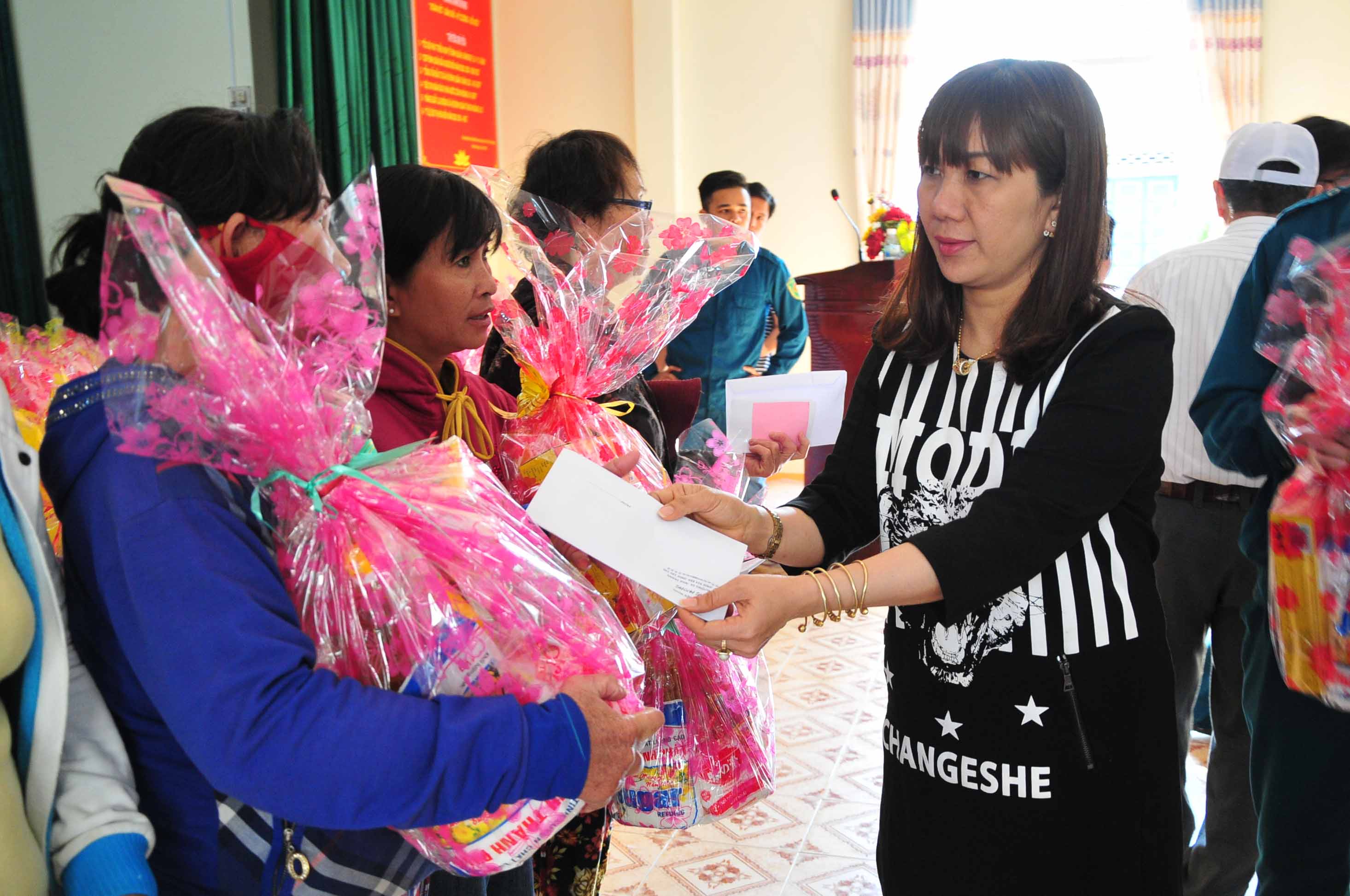 Trao 229 phần quà cho gia đình khó khăn, học sinh nghèo