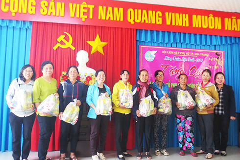 Cán bộ chi, tổ phụ nữ nhận quà Tết.