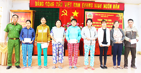 Đại diện Trại giam A2 trao quà cho người dân xã Diên Lâm.