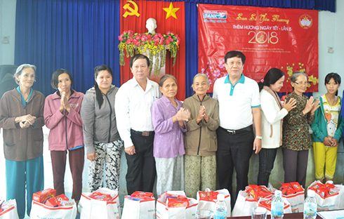 Lãnh đạo Kienlongbank Khánh Hòa trao quà Tết  cho người dân xã Vĩnh Thạnh.