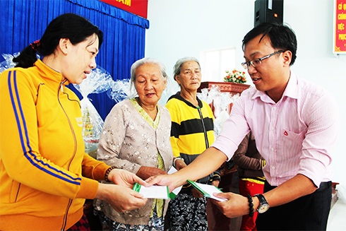 Tặng quà cho người dân tại Vĩnh Trường.