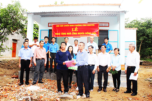Ông Nguyễn Bá Sơn trao quyết định tặng nhà tình nghĩa  cho gia đình anh Nguyên.