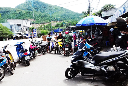 Họp chợ lấn chiếm lòng đường