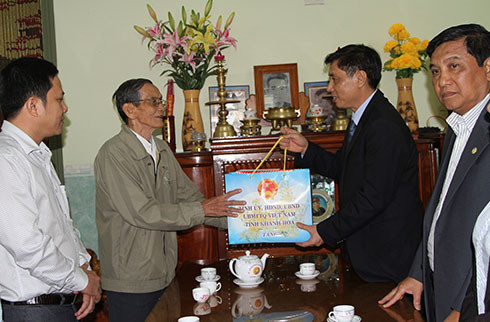 Đồng chí Lê Đức Vinh tặng quà cho gia đình ông Nguyễn Trong