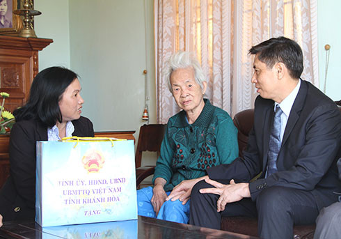 Đồng chí Lê Đức Vinh thăm hỏi Bà mẹ Việt Nam Anh hùng Nguyễn Thị Phú  