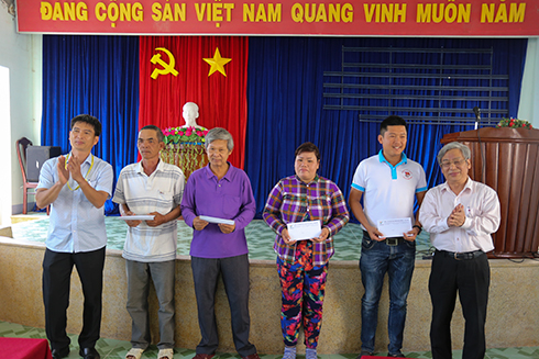 Đồng chí Lê Xuân Thân và đại diện công ty trao quà cho các hộ dân.