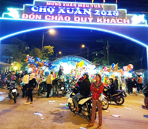Chợ Tết thị trấn Diên Khánh lung linh về đêm.         