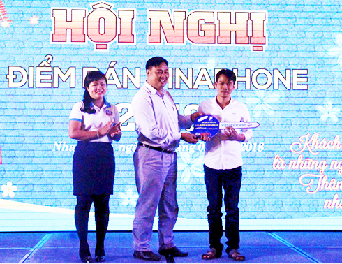 Lãnh đạo Trung tâm Kinh doanh VNPT - Khánh Hòa trao giải thưởng cho khách hàng Nguyễn Văn Thành.