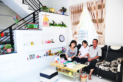 Gia đình ông Đỗ Văn Hùng trong căn nhà mới.