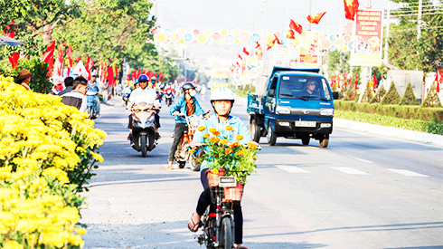 Đường Hùng Vương, thị trấn Vạn Giã rợp cờ hoa.