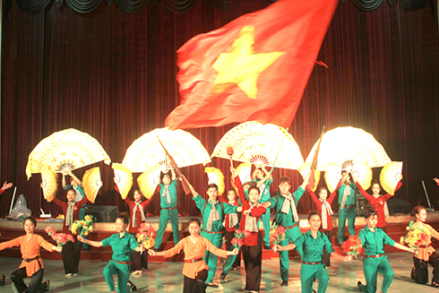 Tập thể nghệ sĩ, ca sĩ Đoàn Ca múa nhạc Hải Đăng tập luyện  cho chương trình cầu truyền hình trực tiếp.
