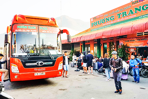 Đi lại dịp Tết: Cháy vé tàu, vé xe còn nhiều