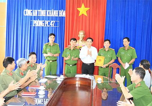 Đồng chí Lê Đức Vinh - Chủ tịch UBND tỉnh đến thăm, động viên cán bộ,  chiến sĩ Phòng Cảnh sát điều tra tội phạm về ma túy Công an tỉnh.