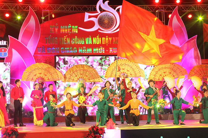Màn hát múa Dấu ấn một mùa xuân do tập thể Đoàn ca múa nhạc Hải Đăng biểu diễn ở điểm cầu chính TP.Nha Trang.