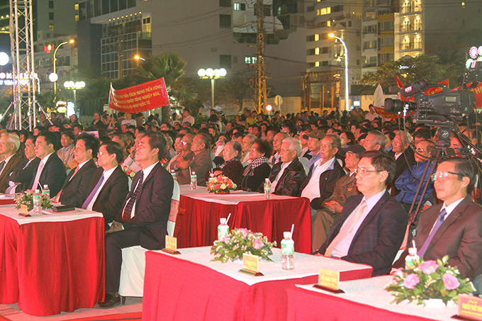 Các đồng chí lãnh đạo tỉnh theo theo dõi chương trình cầu truyền hình ở điểm cầu TP.Nha Trang.