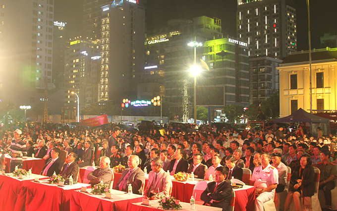 Đông đảo người dân đến xem chương trình cầu truyền hình tại điểm cầu chính TP.Nha Trang.
