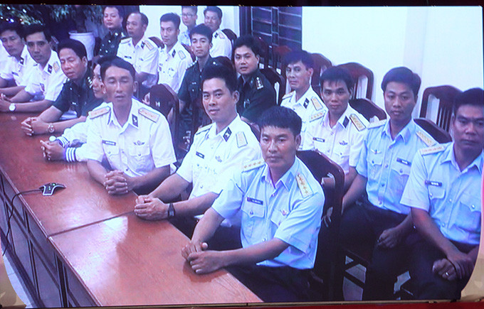 ... chồng là Trung úy Nguyễn Đình Hùng (hàng đầu, thứ 3 từ ngoài vào) hiện đang công tác tại Trường Sa