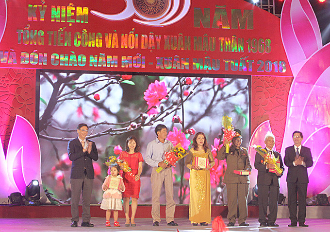 Ông Nguyễn Tấn Tuân (bên trái) và ông Lê Đức Vinh (bên phải) tặng quà cho các nhân chứng và thân nhân của quân, dân đang sinh sống, công tác ở Trường Sa.