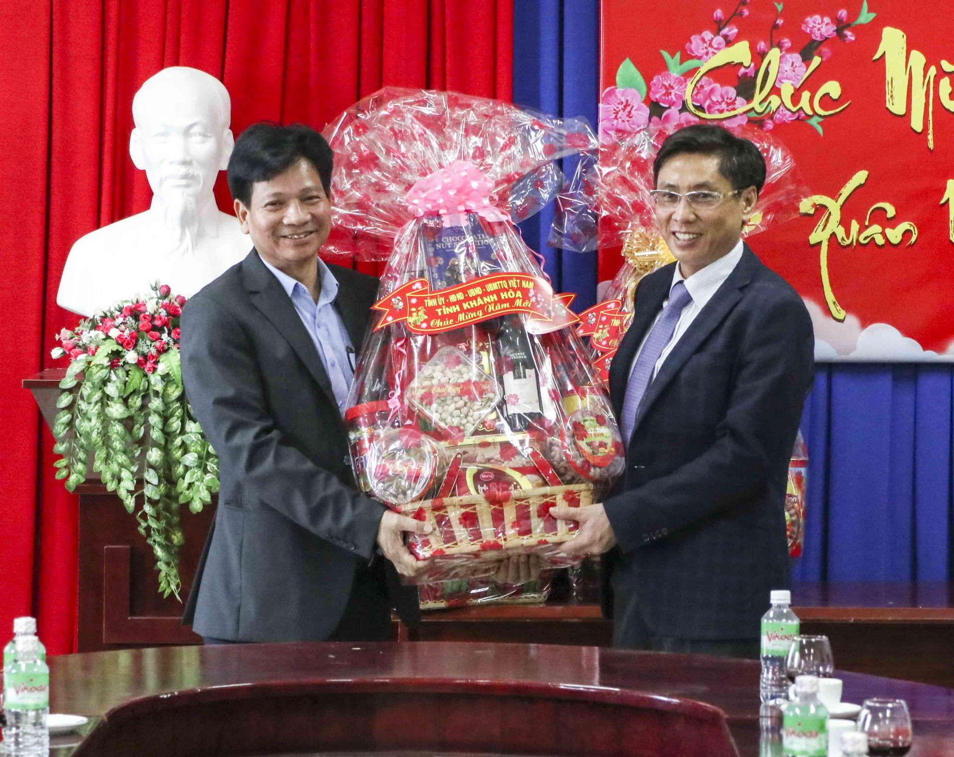 ông Lê Đức Vinh (bìa phải) trao quà Tết cho đại diện Cảng Hàng không quốc tế Cam Ranh.