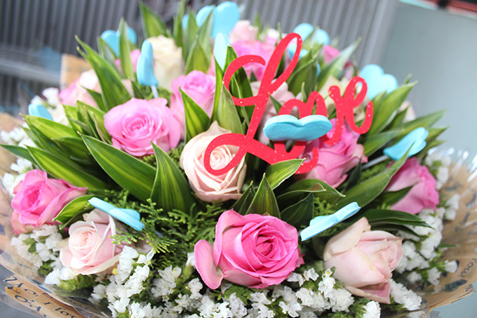 Bó hoa hồng sử dụng nhiều hoa và phụ kiện này có giá lên đến 1 triệu đồng, bán tại shop Thùy Trang, đường Thái Nguyên, Nha Trang, Chủ shop hoa cho biết chị đã bán được hơn 10 bó như thế này trong dịp Lễ tình nhân năm nay.