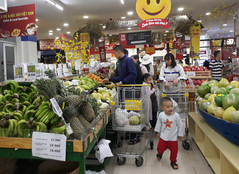 Bia, nước giải khát, thực phẩm dồi dào, giá bình ổn dịp Tết