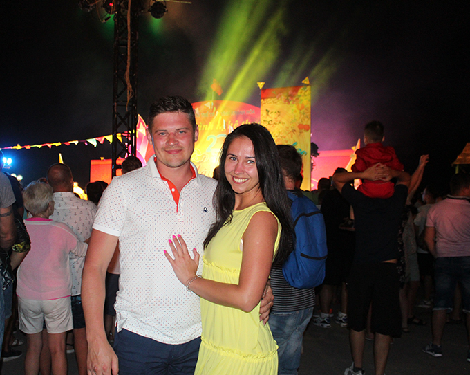 Du khách nước ngoài thích thú trải nghiệm Tết Việt