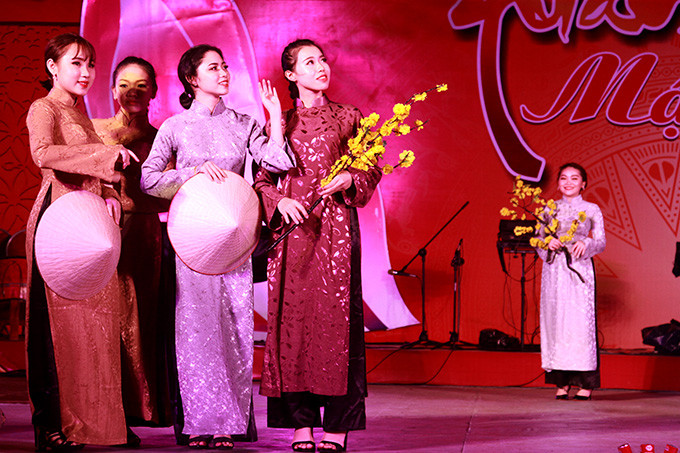 Hình ảnh những thiếu nữ thị thành đài các trong bộ áo dài đi du xuân được Trung tâm Văn hóa tỉnh Khánh Hòa tái hiện trong tiết mục Đón xuân này nhớ xuân xưa.