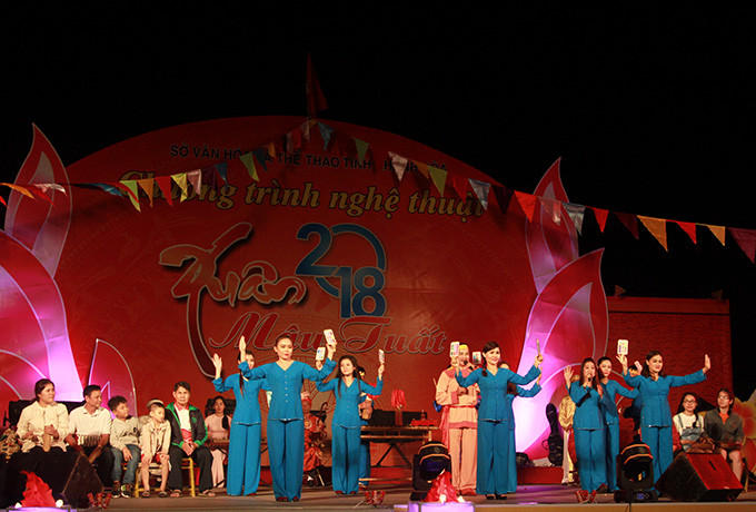 Các diễn viên Đoàn dân ca của Nhà hát nghệ thuật truyền thống tỉnh Khánh Hòa mang đến đêm diễn đặc sản nghệ thuật bài chòi của vùng đất Nam Trung bộ.