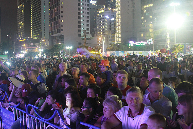 Rất đông người dân và du khách đã có mặt ở Quảng trường 2-4, TP.Nha Trang để theo dõi chương trình nghệ thuật đêm giao thừa. 