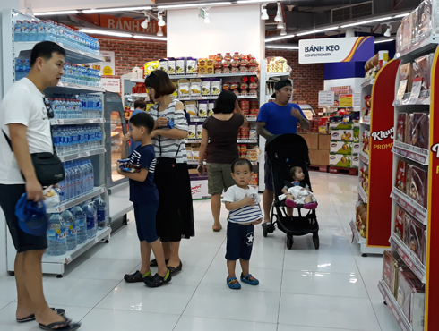 Mùng 4 Tết: Siêu thị, chợ nhộn nhịp trở lại