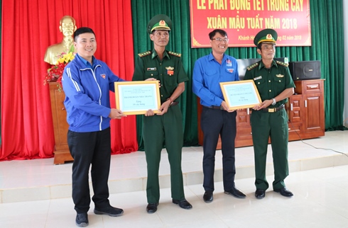 Trồng hơn 500 cây xanh tại Đồn Biên phòng Cam Hải Đông