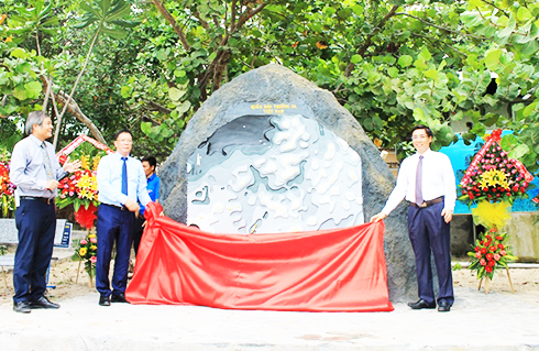  Đồng chí Lê Đức Vinh - Chủ tịch UBND tỉnh  cùng lãnh đạo Viện Hải dương học khánh thành công viên Trường Sa.