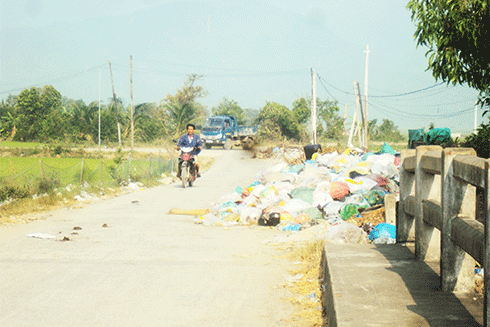 Rác đổ tràn lan ra đường