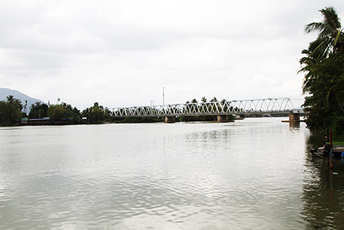 Vị trí xây dựng đập ngăn mặn trên sông Cái cách cầu đường sắt 75m về phía hạ lưu.