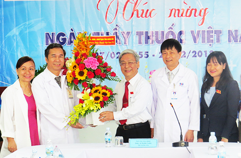 Thăm các cơ sở y tế nhân kỷ niệm ngày Thầy thuốc Việt Nam